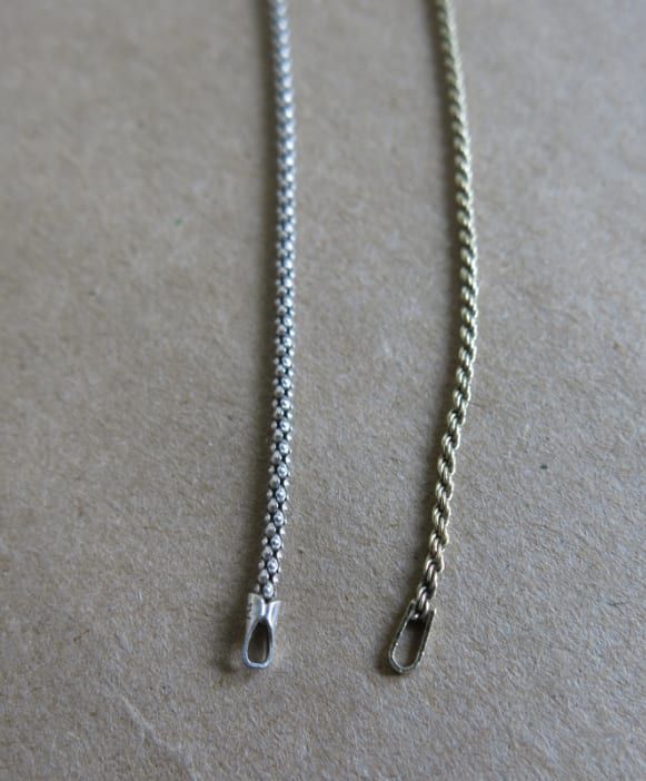 Las cadenas de collar con pequeños ganchos son ideales para cuentas de hilo.