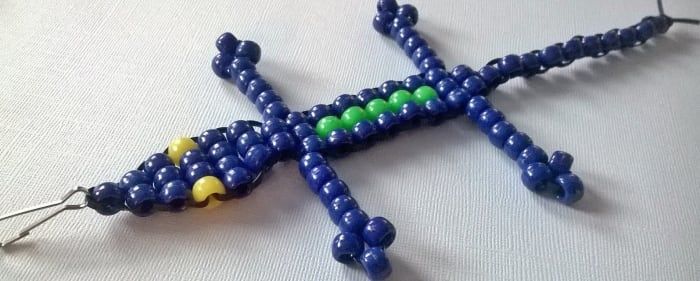 Abgeschlossener Schlüsselanhänger für blaue, grüne und gelbe Perlenechsen.