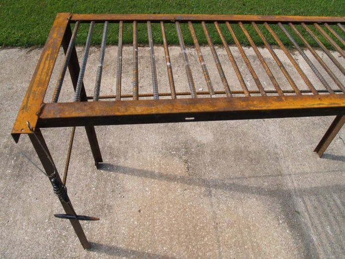 Cómo construir una mesa de soldadura básica con barras de refuerzo y metal usado para el marco de la cama