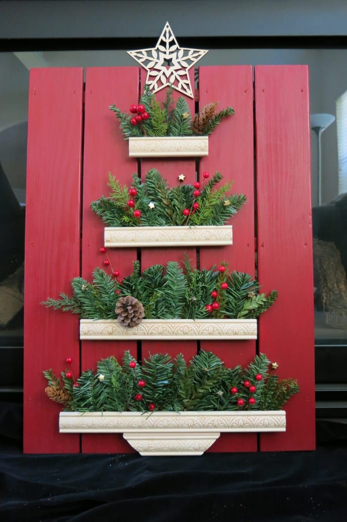 wie man ein rustikales Bauernhaus-Weihnachtsbaum-Display für den Innen- oder Außenbereich macht