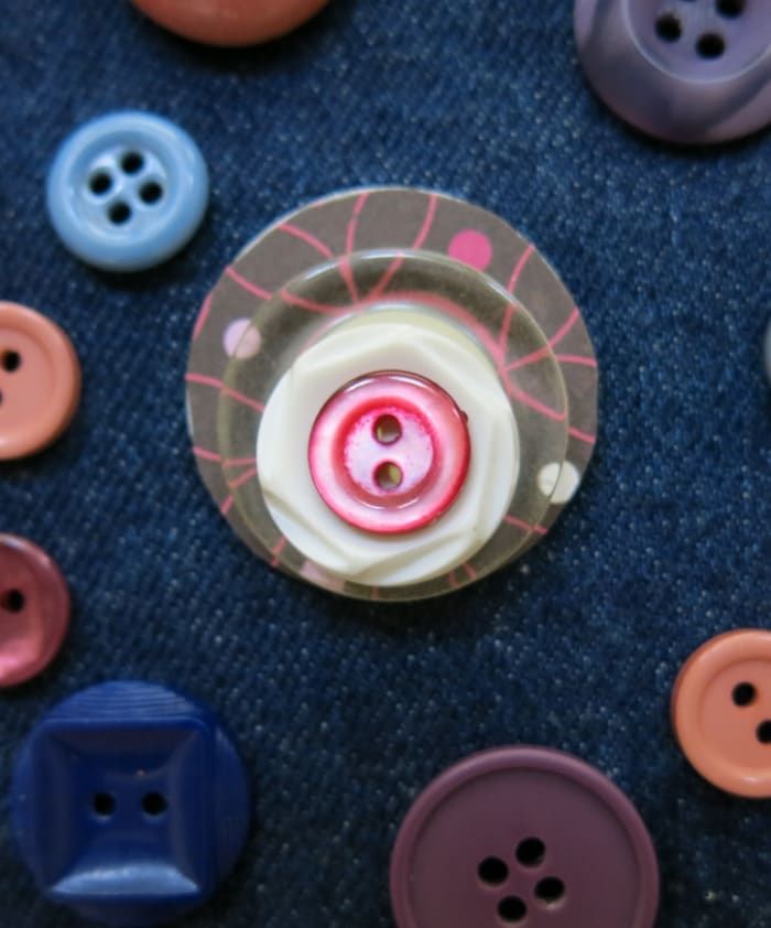 Na čarobne gumbe lahko položite gumbe, da dodate dekorativni pridih