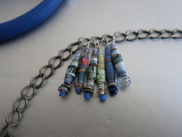 DIY-Schmuck-Handwerk-wie-man-eine-Lätzchen-Halskette-aus-recycelten-Perlen-aus-Magazinen-Katalogen-und-Karten-machen