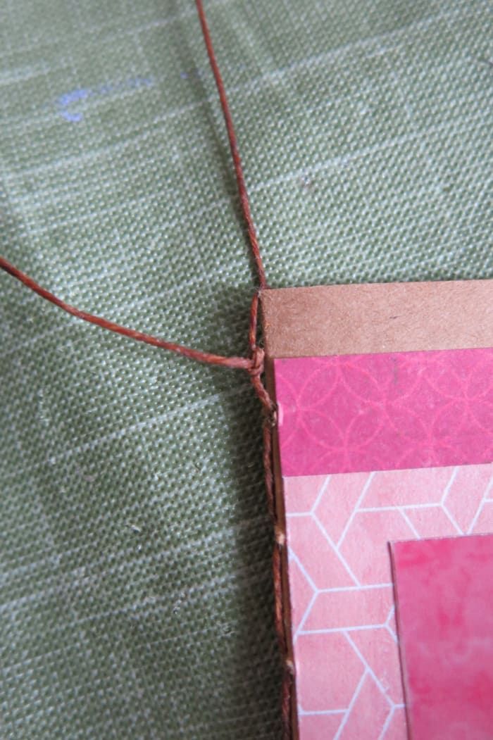 cómo-coser-a-mano-una-encuadernación-para-una-tarjeta-o-folleto