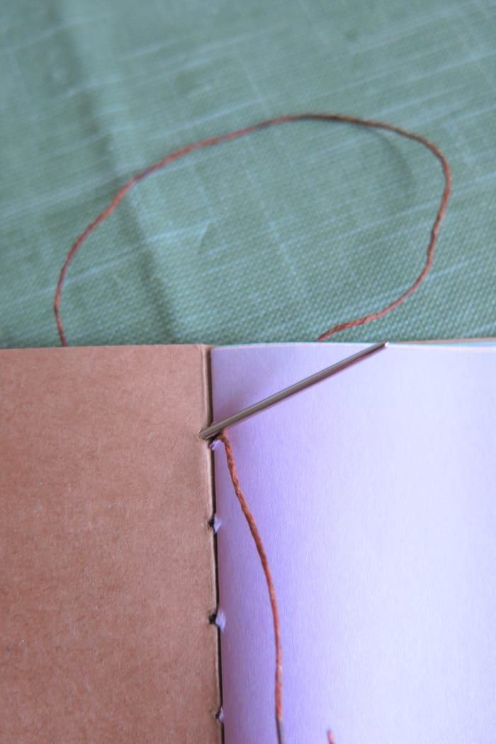 cómo-coser-a-mano-una-encuadernación-para-una-tarjeta-o-folleto