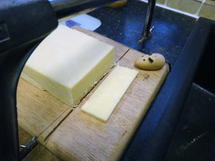 Testen des neuen Käseschneiders und der neuen Käseplatte.