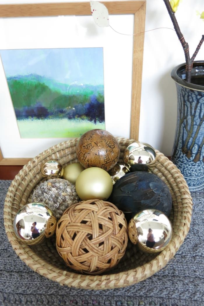 Mischen Sie Ihre metallischen Ornamente mit neutralen oder natürlichen Elementen, um sie das ganze Jahr über in Ihrem Zuhause zu verwenden.