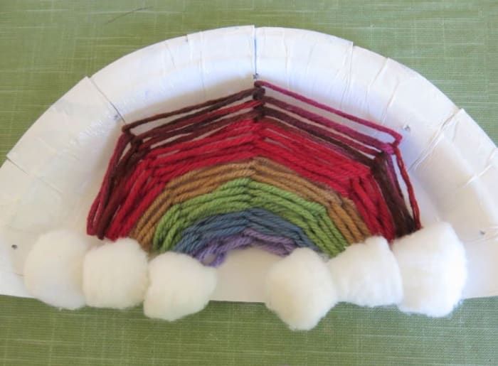 DIY-Kinder-Handwerk-wie-man-einen-Pappteller-Regenbogen-mit-Garn macht
