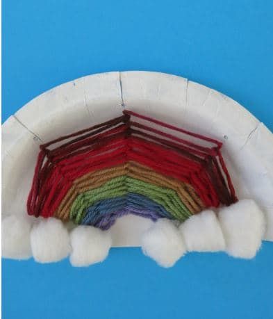 DIY-Kinder-Handwerk-wie-man-einen-Pappteller-Regenbogen-mit-Garn macht