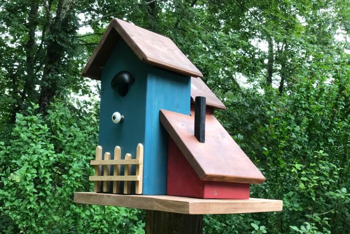 La nueva casita para pájaros en condominio de tres unidades está lista para ser ocupada