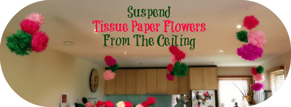 An der Decke hängende Seidenpapierblumen