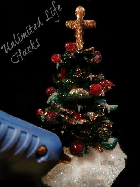 Puede usar pegamento termofusible para crear adornos navideños y decoraciones navideñas de bricolaje únicos.