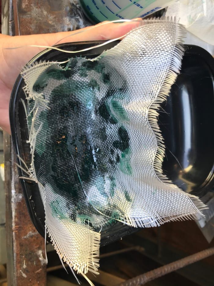 Aplicación de un paño de fibra de vidrio precortado a la cavidad del molde