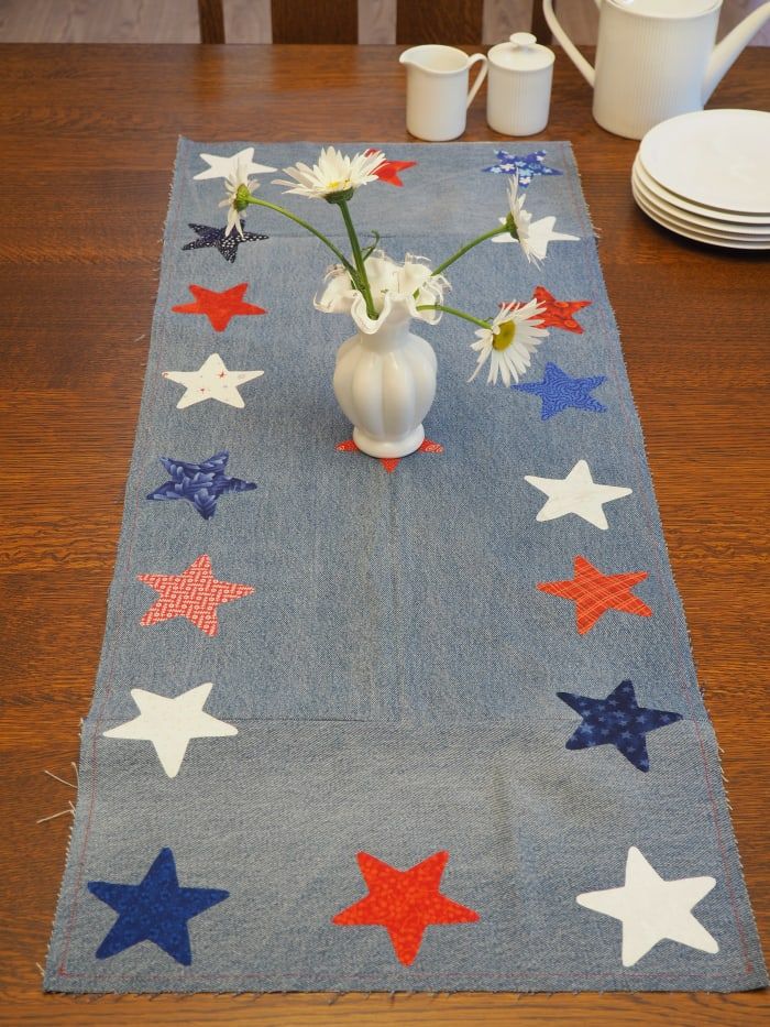 Fácil tutorial para un camino de mesa festivo hecho con jeans azules reutilizados y restos de tela.
