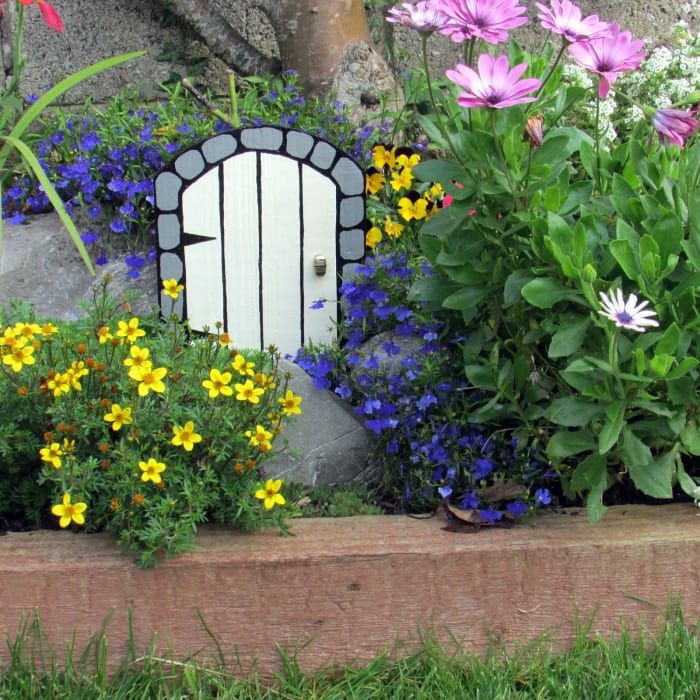Erfahren Sie, wie Sie hölzerne Feen-Türen für den Garten herstellen