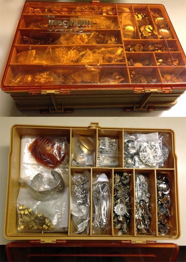 Ma vieille boîte de pêche Plano Magnum remplie de trouvailles de bijoux