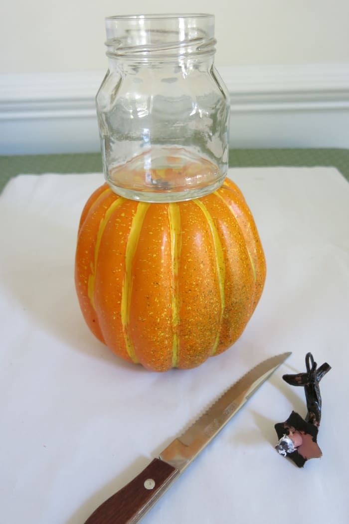 Cómo hacer un candelabro de otoño festivo con una calabaza