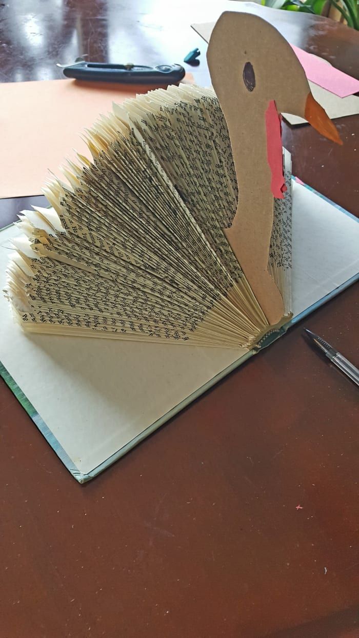 Attachez votre tête de dinde entre deux pages, au milieu de votre livre.