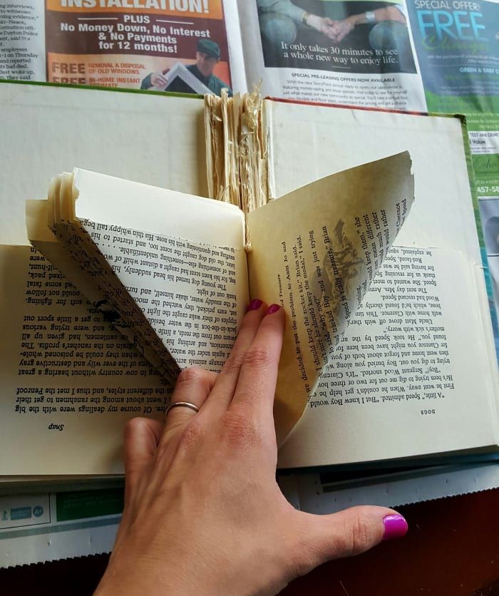 Continuez à plier tout le côté droit du livre, page par page.