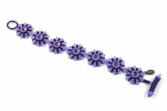 Verbinden Sie eine Handvoll Blumen zu einem atemberaubenden Armband oder einer Halskette.