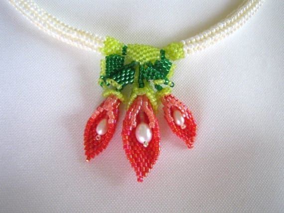 Ein originelles Cally Lily Design betont diese wunderschöne Fischgräten-Halskette.