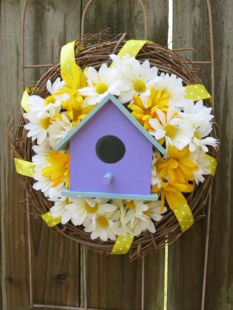 Decoración artesanal de bricolaje: Cómo hacer una corona de bienvenida con una encantadora casa de pájaros y flores