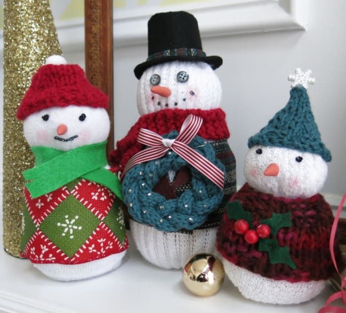 Cómo hacer una familia de muñecos de nieve con calcetines