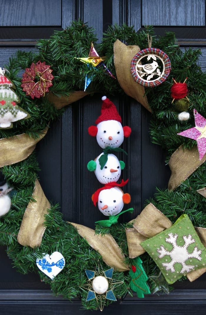 Hacer tres cabezas de muñecos de nieve en una decoración en fila