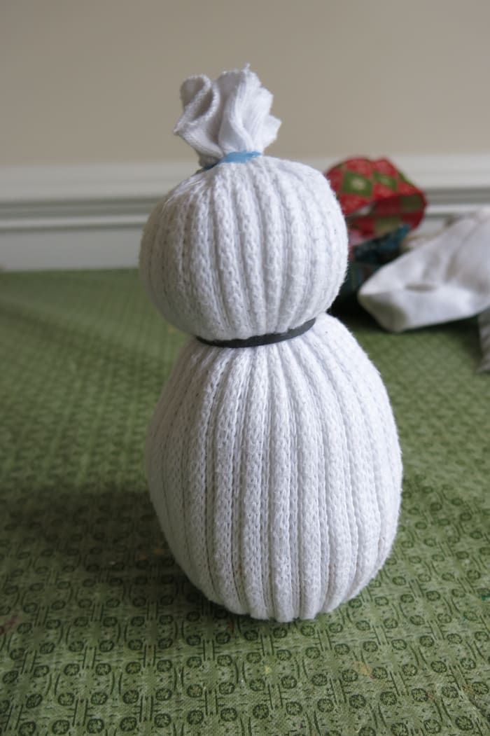 DIY-Craft-Tutorial-Drei-verschiedene-Wege-um-Socken-Schneemänner zu machen
