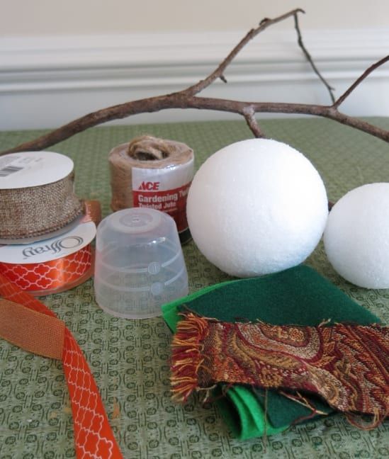 Materialien für die Herstellung einer Vogelscheuchendekoration im Herbst.