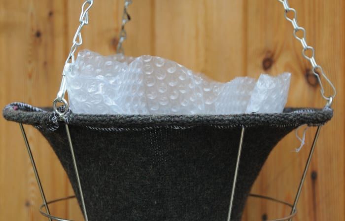 Inserte el forro de plástico de burbujas en el forro de lana