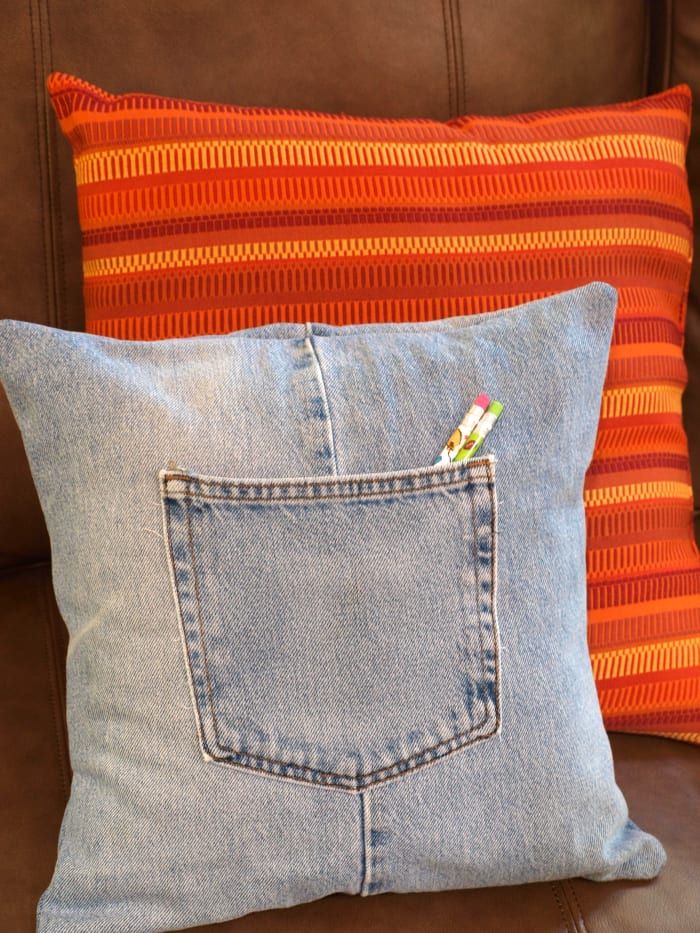 Luciendo genial en un sofá o en la habitación de un adolescente, ¡me encantan mis jeans reciclados!
