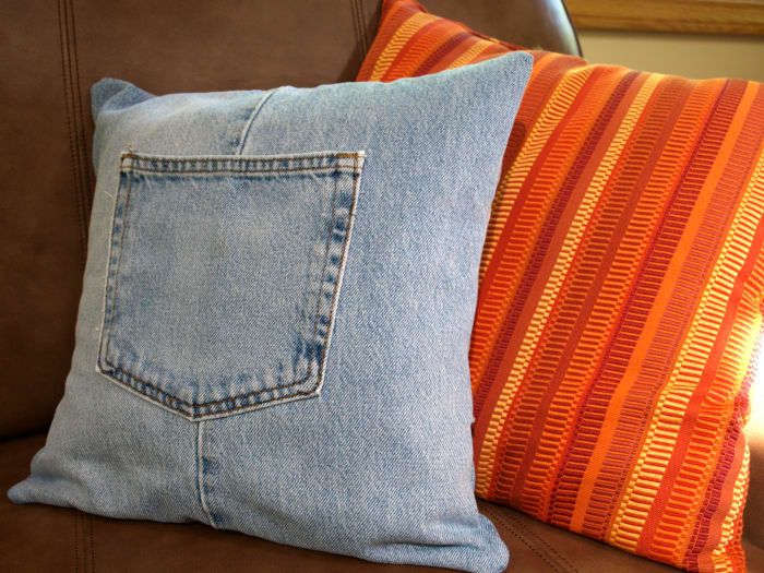 ¡Qué adorable funda de almohada de mezclilla! Queda genial en el sofá.