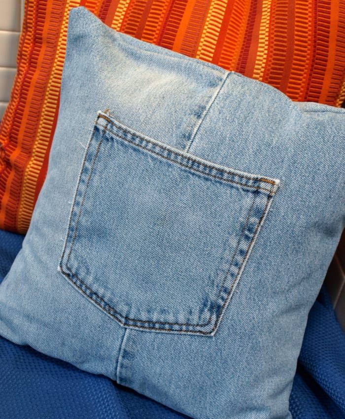 Cómo hacer una funda de almohada con jeans reciclados