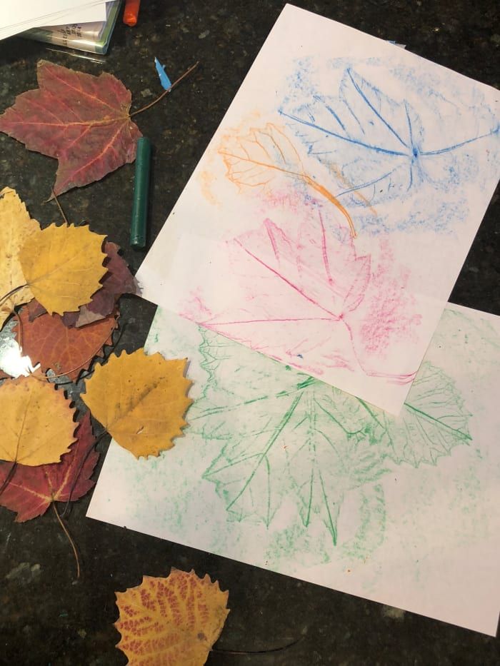 Leaf Rubbings: Herbst Basteln mit Kindern