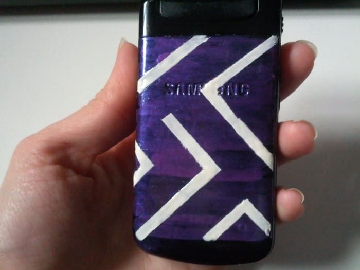 El producto terminado: teléfono celular decorado con esmalte de uñas.