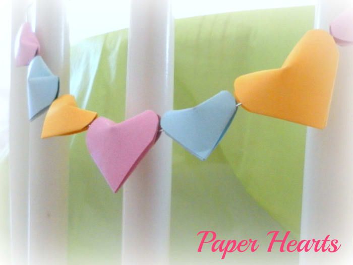 Нанижете хартиените сърца заедно, за да ги използвате като декор около къщата.