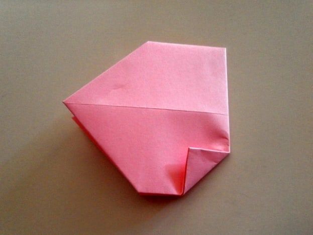 Нека продължим да правим сърцето на оригами. Направете малък триъгълник в долния десен ъгъл.