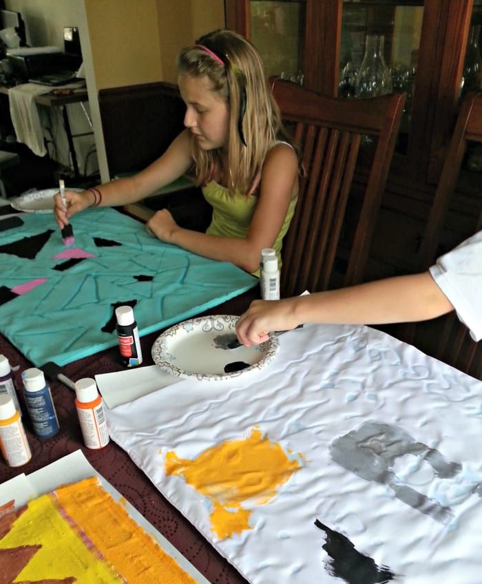 Много е важно тъканта да бъде изцяло покрита с боя, за да работи процесът на батик.