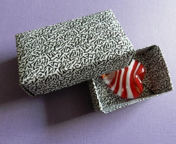 Afgewerkte rechthoek origami doos voor Valentijnsdag glazen hart