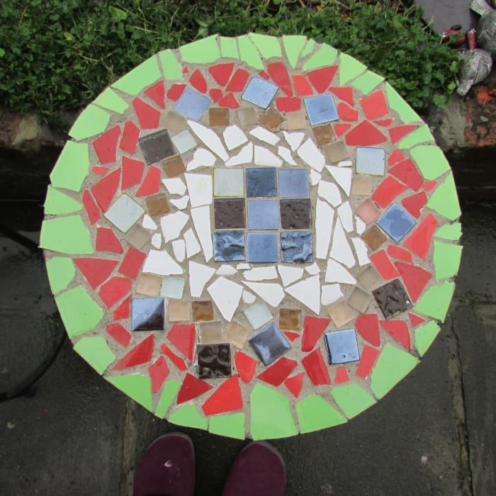Dieser Tisch ist aus meiner eigenen Keramikfliese gefertigt und in ein tolles Mosaikdesign verwandelt