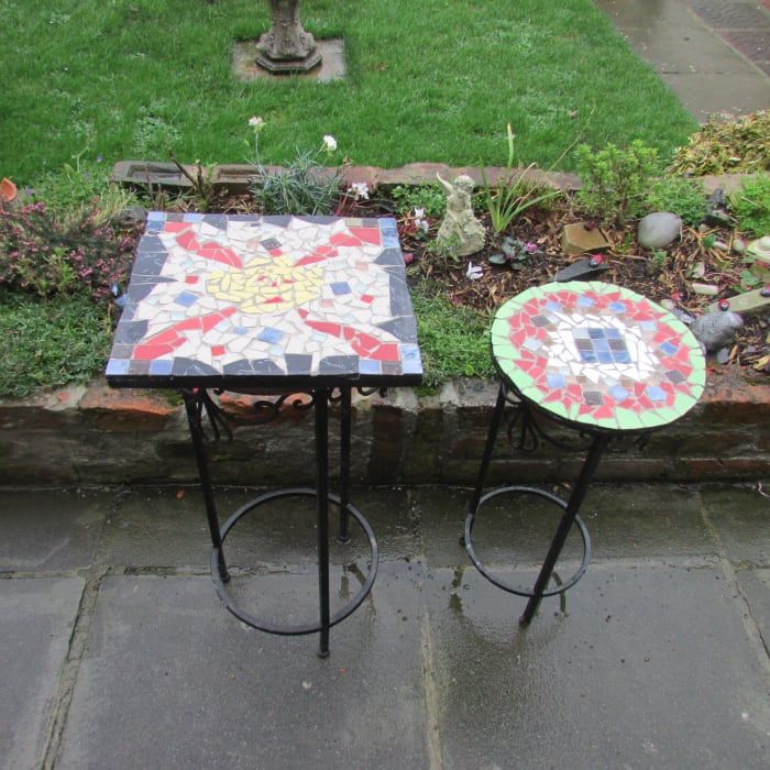 Erfahren Sie, wie Sie Mosaik-Designs für die Tischplatten alter Gartentische erstellen