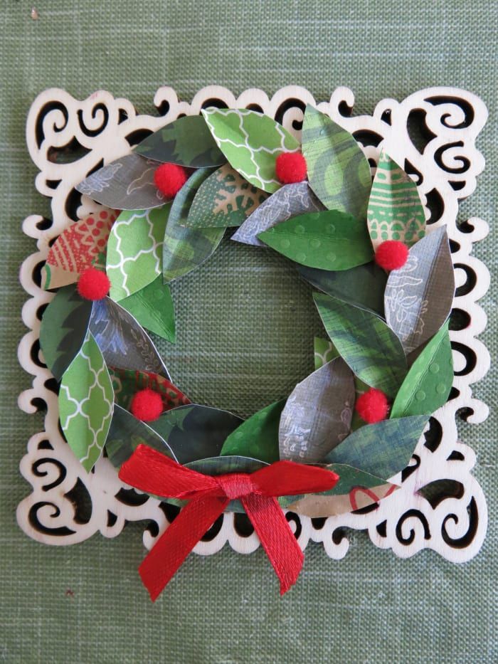 DIY-Urlaub-Handwerk-wie-man-ein-Bauernhaus-Kranz-Weihnachten-Ornament-mit-Altpapier machen