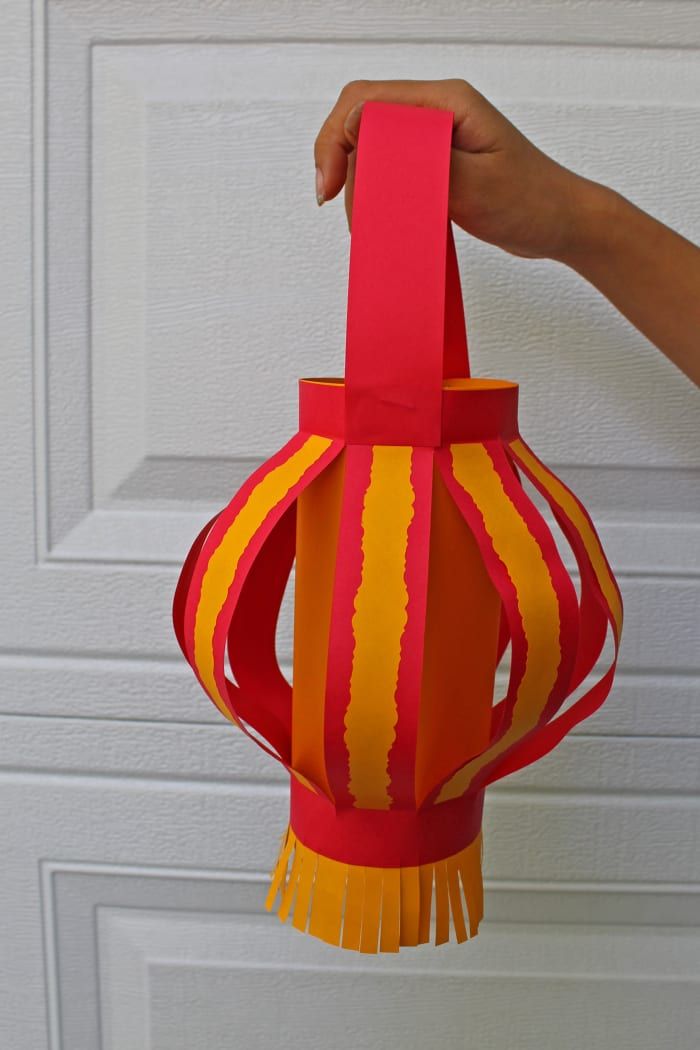 Voici la lanterne chinoise en papier arrondie avec du papier à bords décoratifs ornant les bandes de la lanterne.