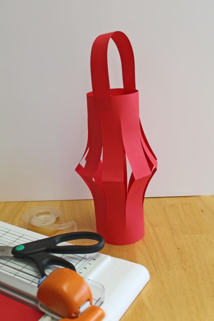 Voici une simple lanterne chinoise en papier avec certains des outils utilisés pour la fabriquer.