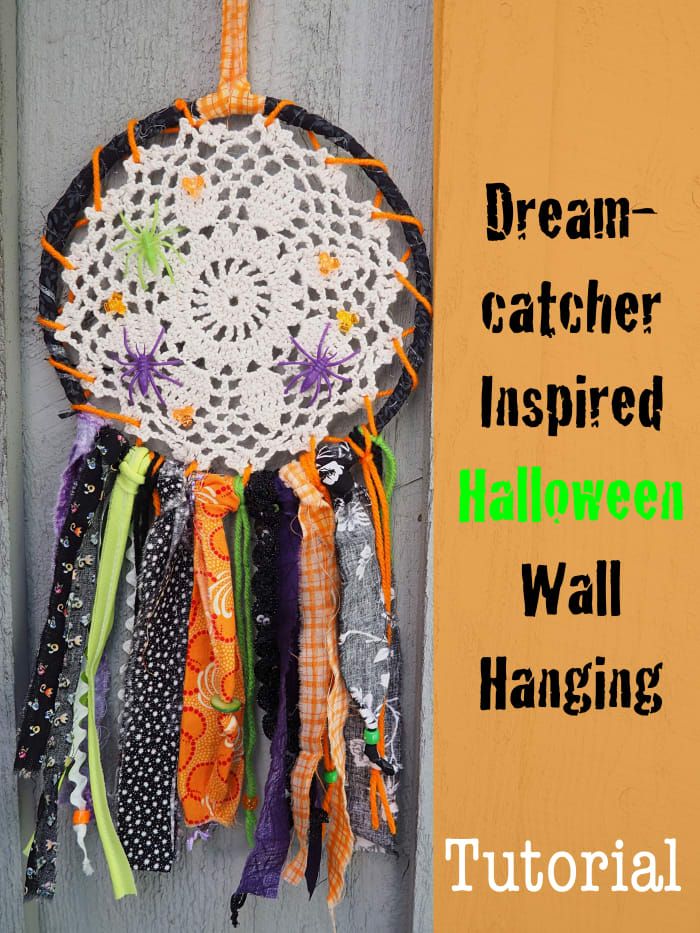 Perfekt für Halloween, es ist einfach, diesen DIY-Wandbehang von Traumfängern inspiriert zu machen, und er ist eine festliche Dekoration für jedes Zuhause.