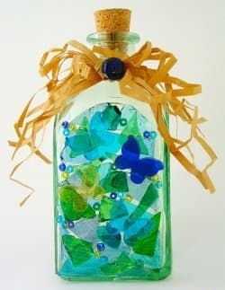 Glashantverk: Hur man cyklar upp flaskor med mosaikstenar i målat glas