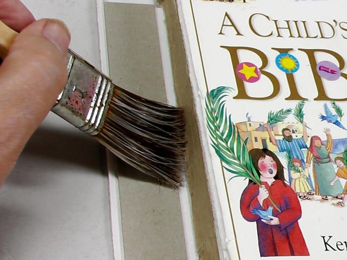 wie man eine Wirbelsäule auf einer Kinderbibel oder anderen Büchern repariert