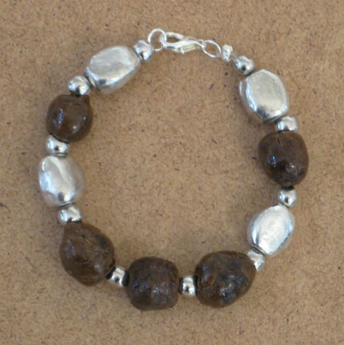 Bracelet en perles de pétales de rose par KT