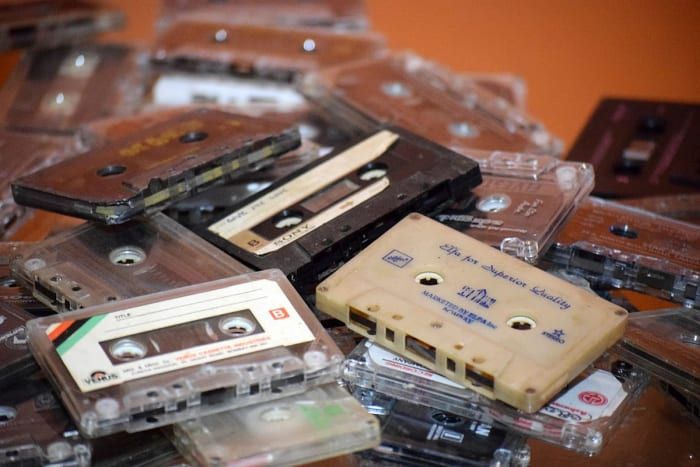 Hoe u oude audiocassettes en VHS-banden kunt upcyclen en hergebruiken