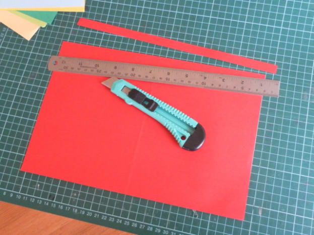 Izrežite trak papirja širine 1,3 cm in dolžine 30 cm.